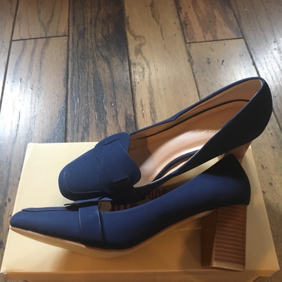 COPY - 🌺Faux Suede Navy pumps🌺 - Picture 2 of 3